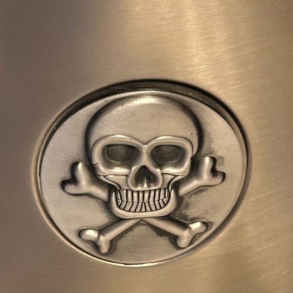 Stainless Steel Flask Skull Crossbones Emblem Faux Leather Wrap 8oz Perfect Gift - Picture 3 of 9